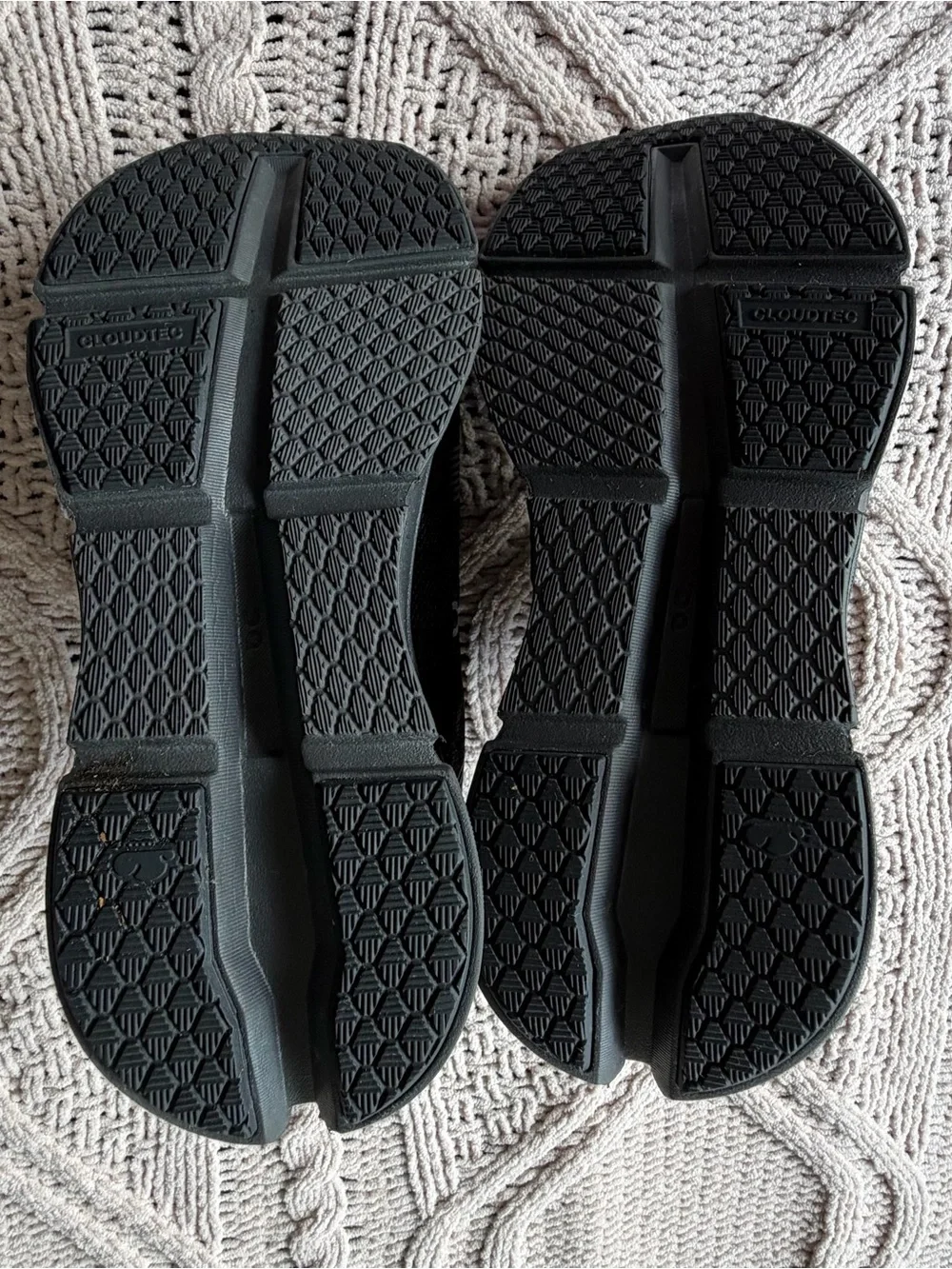 On Cloud women’s Sneakers in Black size W8